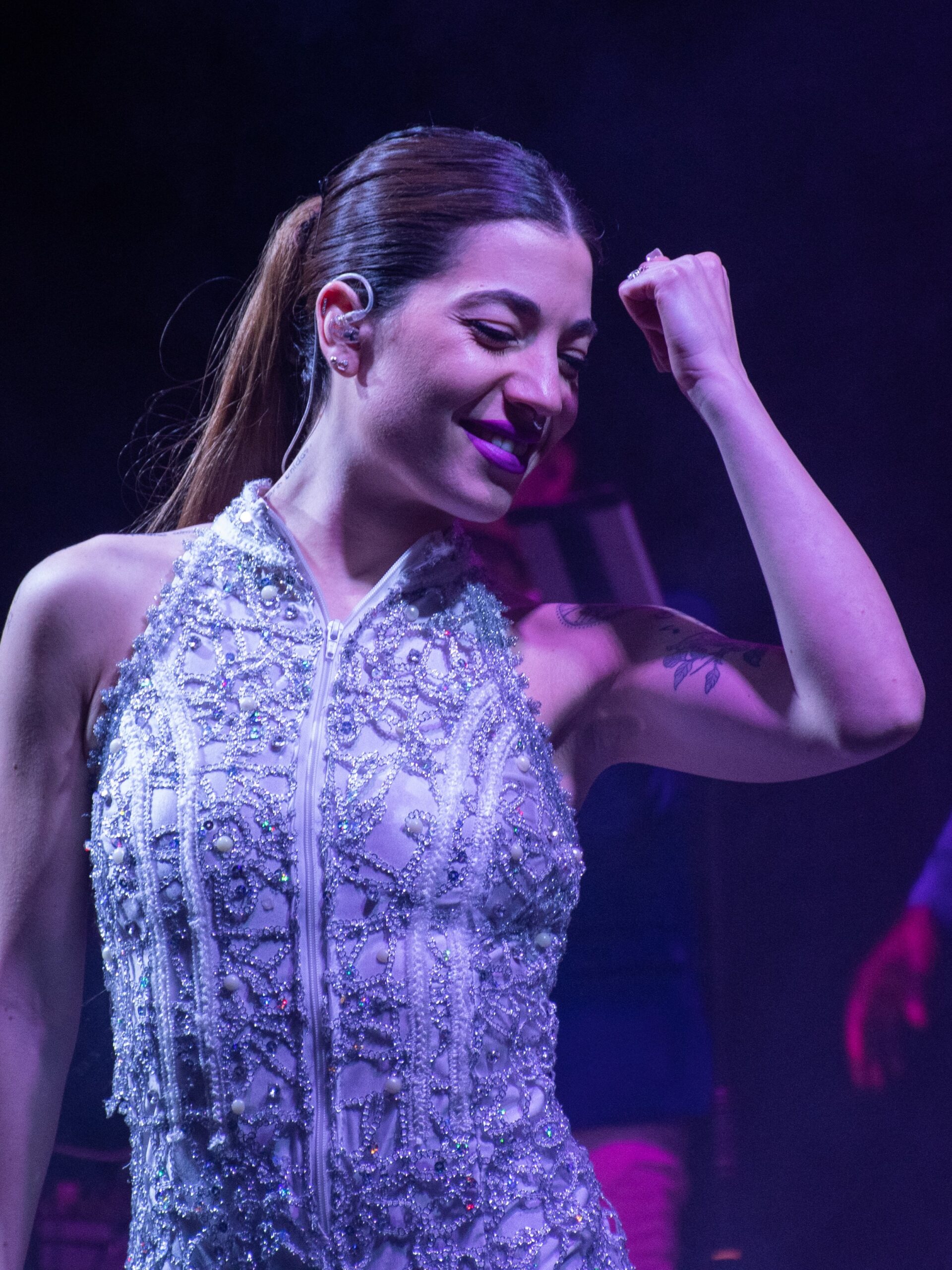 Singer in her signature pose